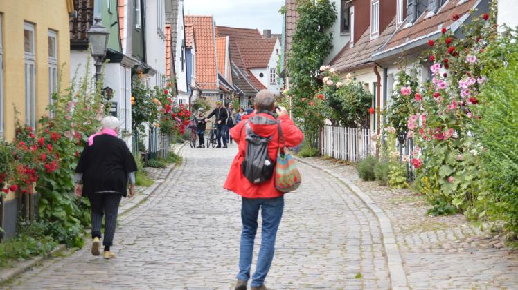 Touristen in den engen Gassen der Fischersiedlung auf dem Holm in Schleswig