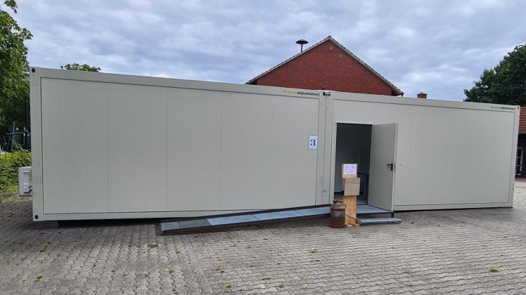 Bei der Geldautomatensprengung in Twist im Mai wurden auch die Räume der Arztpraxis Haagsma zerstört. Nun ist die Praxis in Container auf dem Schützenplatz in Schöningsdorf umgezogen.
