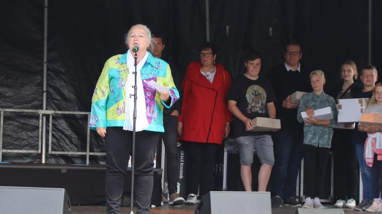 Die stellvertretende Bürgermeisterin Karin Lewandowski eröffnete das Stadtfest von der Bühne aus, auf der in den nächsten Tagen viel Musik erklingen wird.