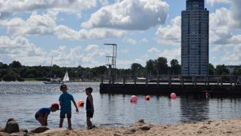 Keine Gefahr mehr: Gestern spielten Kinder schon wieder im Flachwasser des Luisenbads.
