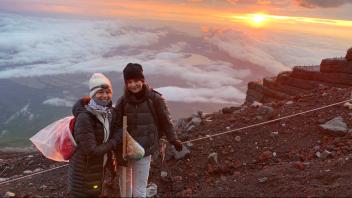 Anna und ihre Mutter Rosa wandern auf den Berg Fuji in Japan.