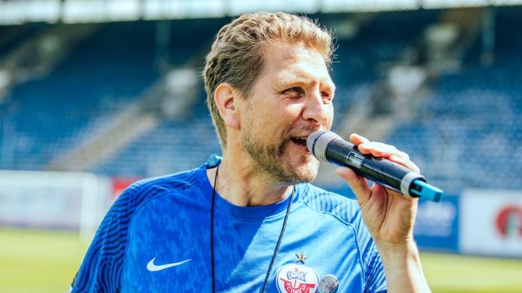 Oliver Schubert in seinem Element: Der frühere Radiomoderator wird neuer Stadionsprecher beim FC Hansa.