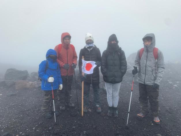 Dick eingemummelt sind Anna, ihre Eltern und Freunde der Familie, denn es ist kalt auf dem Fuji. 