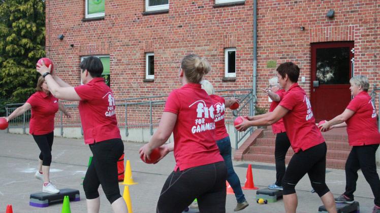 Die Gammeliner Sportfrauen trainieren auf dem Schulgelände, je nach Wetterlage drinnen oder draußen