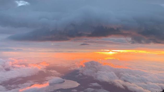 Annas schönstes Geburtstagsgeschenk: der Blick vom Fuji auf die Wolken. Annas schönstes Geburtstagsgeschenk: der Blick vom Fuji auf die Wolken.