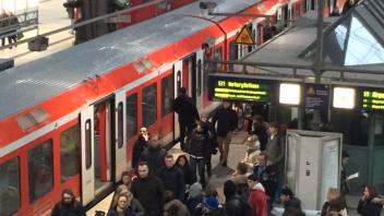 Wie vor Corona: Gedrängel am Bahnsteig der S31 am Hauptbahnhof.