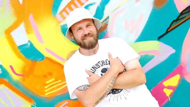 Er gehört zu den Bunten Hunden und will Osnabrück bunter machen: Graffiti-Künstler Christian Aretz.