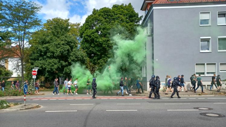 Groningen-Fans auf dem Weg zum VFL-Stadion Osnabrück