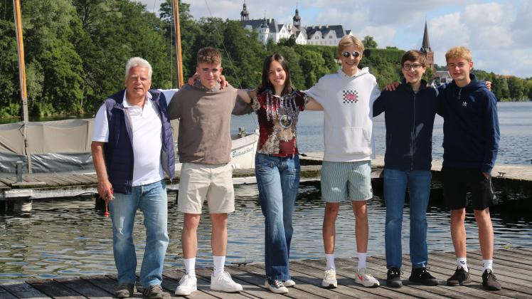 Sie begannen am Samstag am Bootshaus mit den Vorbereitungen: (von links) Klaus-Dieter Seelig, Felix Moll, Nike Maternowski, Sander Lange, Peer Ewald und Tobias Ridder.