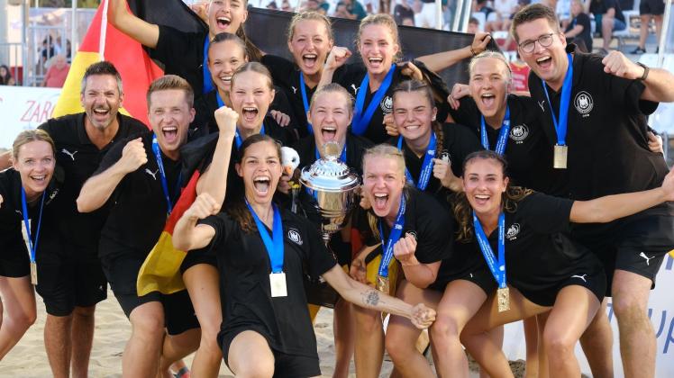 Haben nach der WM im Juni auch die World Games in den USA gewonnen: Die deutschen Beach-Handballerinnen. Foto: Julia Nikoleit/dpa
