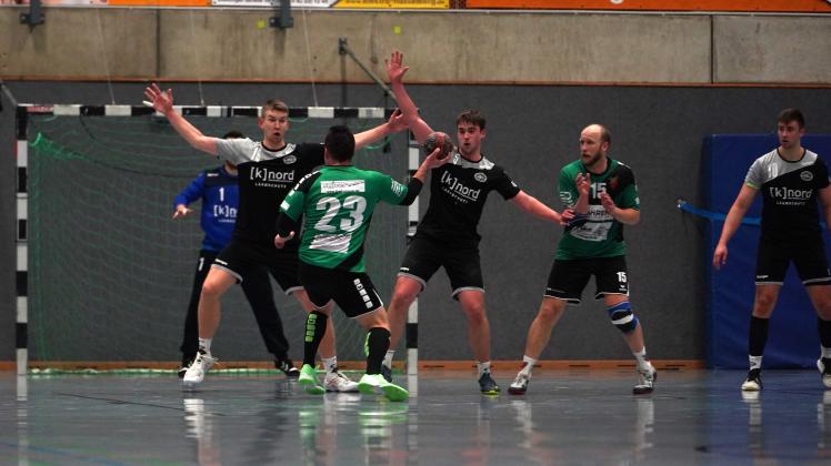 Handball-Landesliga 2021/22: HSG Grüppenbühren/Bookholzberg (schwarz) gegen TS Hoykenkamp.