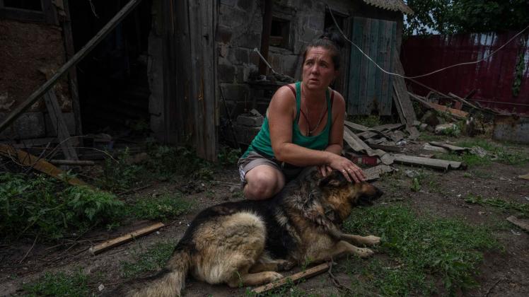 Nch einem Raketenangriff am Stadtrand von Pokrowsk bedeckt die 43-jährige Tetiana Pashko die Augen ihres verletzten Hundes, als sie laute Geräusche hört. Foto: Nariman El-Mofty/AP/dpa