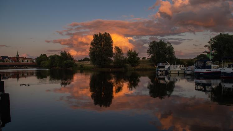 Windstille, ein farbig leuchtender Himmel bei Sonnenuntergang und der richtige Zeitpunkt sind die Voraussetzungen für eine beeindruckende Aufnahme. 