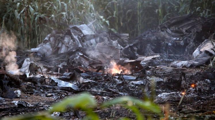 Die Trümmer des abgestürzten Antonow-Frachtflugzeugs. Foto: Giannis Papanikos/AP/dpa