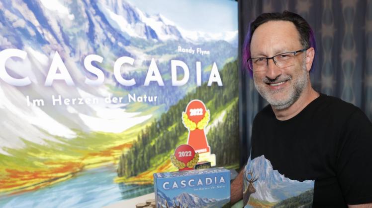 Das Plättchenlegespiel Cascadia des Autors Randy Flynn ist zum «Spiel des Jahres 2022» gewählt worden. Foto: Jörg Carstensen/dpa
