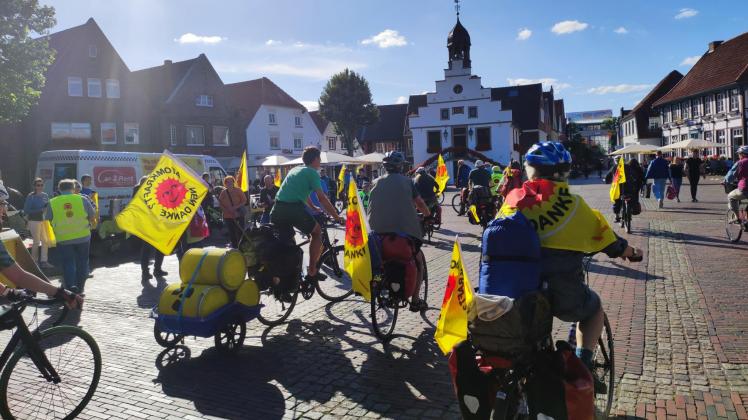 Anti-Atomkraft-Fahrradtour auf dem Lingener Marktplatz