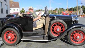 Manfred Nehlsen aus Bremen brachte seinen Ford A Roadster de luxe, Bj. 1930, auf einem Trailer mit nach Eckernförde.