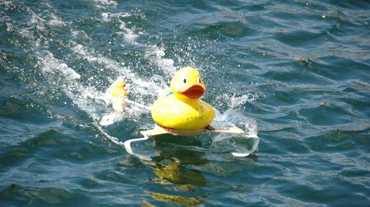 Entenrennen Eckernförde 2022: Nach dem Tragflächenbootprinzip mit Propellern setzte sich die Expert-Jöhnk-Ente vom Start an die Spitze und siegte unangefochten mit großem Vorsprung.