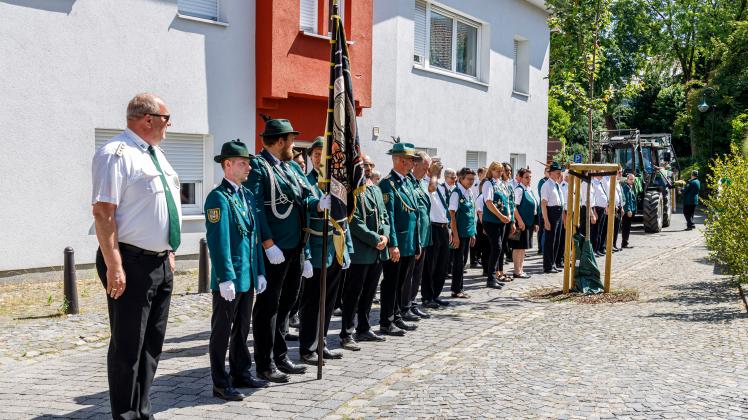 Traditionell versammeln sich die Ostercappelner Schützen für den Festumzug am Sonntag