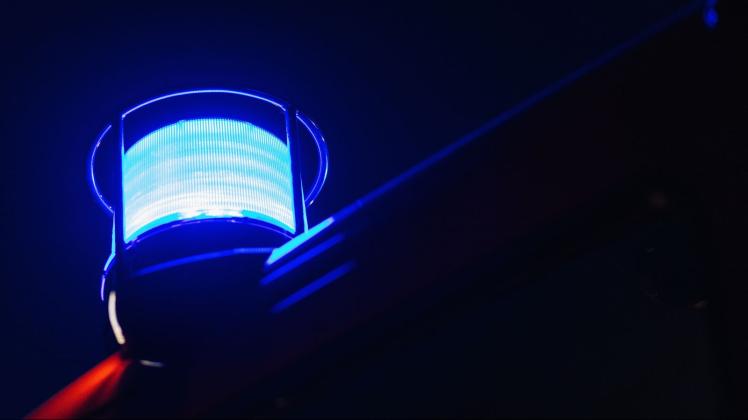 ARCHIV - Das Blaulicht leuchtet auf dem Dach eines Feuerwehrfahrzeugs. Foto: Philipp von Ditfurth/dpa/Symbolbild