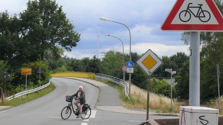Ein Gefahrenpunkt: Radfahrer aus Lechtingen, die die Autobahnbrücke im Zuge des Boerskamp auf dem Gehweg befahren haben, müssen an der Einmündung Nasse Heide „schutzlos“ die Fahrbahn überqueren. 