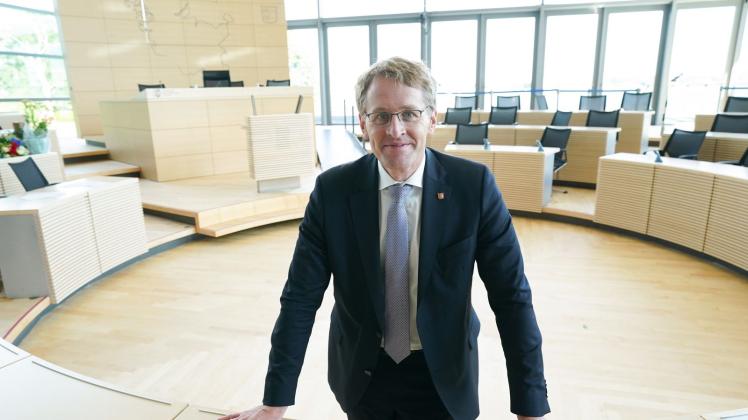 ARCHIV - Daniel Günther, Ministerpräsident von Schleswig-Holstein, steht im Landtag. Foto: Marcus Brandt/dpa/Archivbild