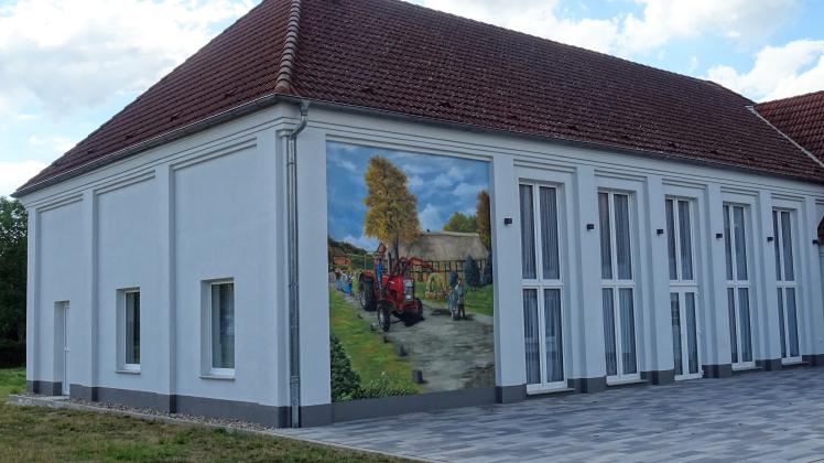 Der Parchimer Airbrush-Künstler Kai Ahrendt verschönert das Kulturhaus Dütschow