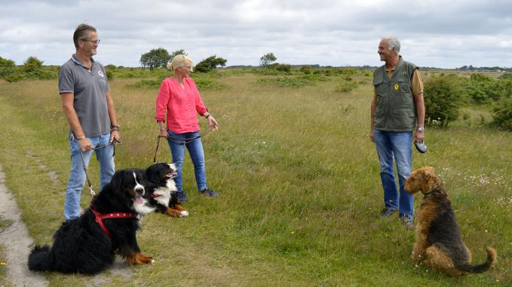 Verständnisvoll: Christine und Thomas Schlier nutzen die Hundefreilauffläche im Urlaub häufig und leinen ihre beiden Vierbeiner immer an, wie sie gegenüber Landschaftswart Holger Weirup betonen.