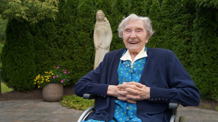 Maria Duling feiert am Dienstag ihren 102. Geburtstag im Pflegeheim St. Ursula in Haselünne. Für die Zeitung wollte sie gerne vor ihrer Namensvetterin im Garten der Einrichtung fotografiert werden. 