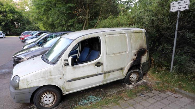 Transporter auf Rostocker Parkplatz angezündet: Feuerwehr muss Brand in Rigaer Straße löschen – Brandstifter gesucht 