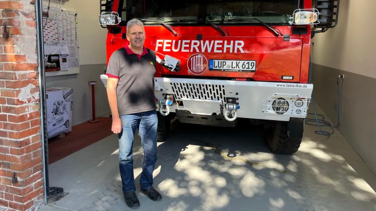 Einsatzkraft und Betroffener zugleich: Der stellvertretende Ortswehrführer in Alt Jabel Lutz Klamann steht vor dem neuen Tatra-Tanklöschfahrzeug.