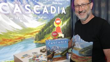 ARCHIV - Das Plättchenlegespiel Cascadia des Autors Randy Flynn ist zum «Spiel des Jahres 2022» gewählt worden. Foto: Jörg Carstensen/dpa