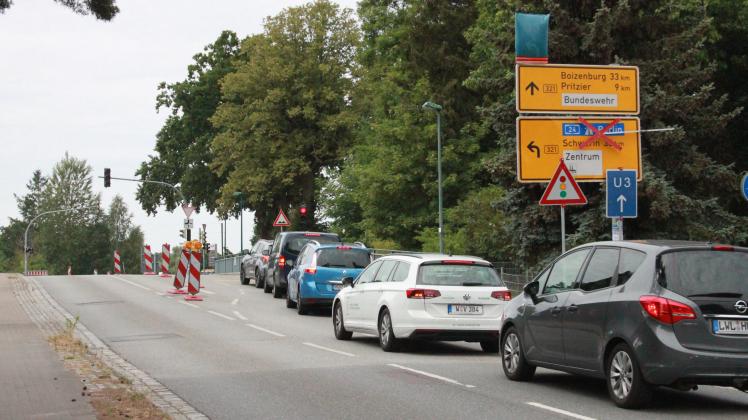 Die Asphaltarbeiten auf der B321 in Hagenow belasten den Stadtverkehr enorm