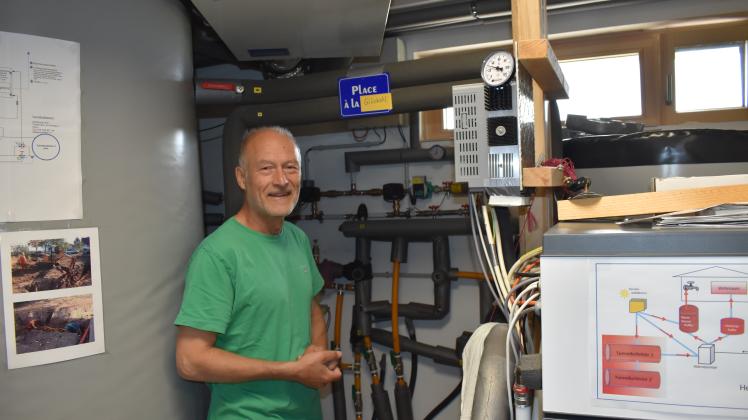 Im Technikraum von Ingenieur Christoph Thiery laufen die Fäden zusammen. Hier werden Solarthermie, Photovoltaik und Speichermedien kombiniert und gesteuert. 
