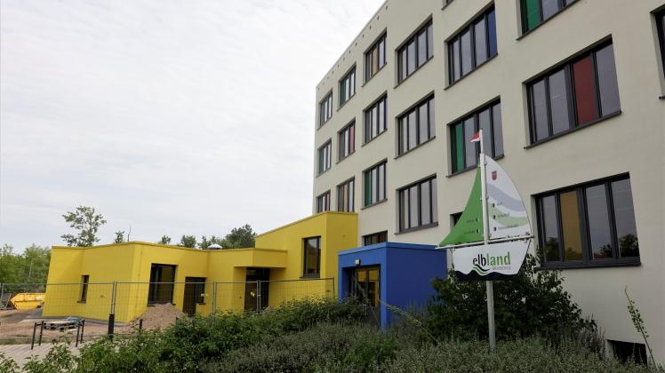 Für den Hortanbau der Elblandgrundschule Wittenberge erfolgen noch Restarbeiten im Inneren und die Gestaltung der Außenanlagen. 