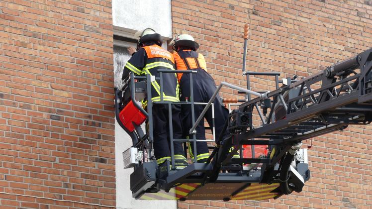 Da ein Fenster auf Kipp stand, konnten die Feuerwehrleute über die Drehleiter die Wohnung betreten.