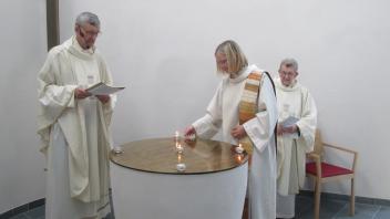 Altarweihe in der Kapelle des Reginenstiftes in Fürstenau; Pastor Schütte, Christiane Becker, Georg Anders.