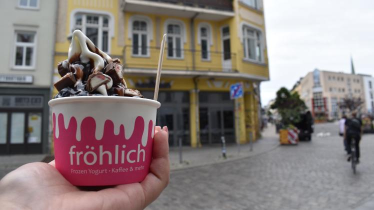 Im Eckhaus Am Brink in Rostock wird im Oktober eine neue große Filiale von Fröhlich Frozen Yogurt eröffnen.
