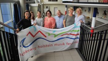 Sie leben das Schleswig-Holstein Musik Festival in Elmshorn: Ellen Bolk (von links), Marie Friedl, Maren Link, Yaka Stubenrauch, Kurt Bolk, Dorit Koriath und Frauke Schöffel-Raecke.