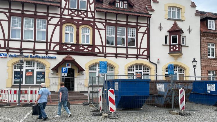 Die Container stehen bereit, die Parkplätze sind abgesperrt: Am Montag hat der Umbau der VR Bank in Sternberg begonnen.