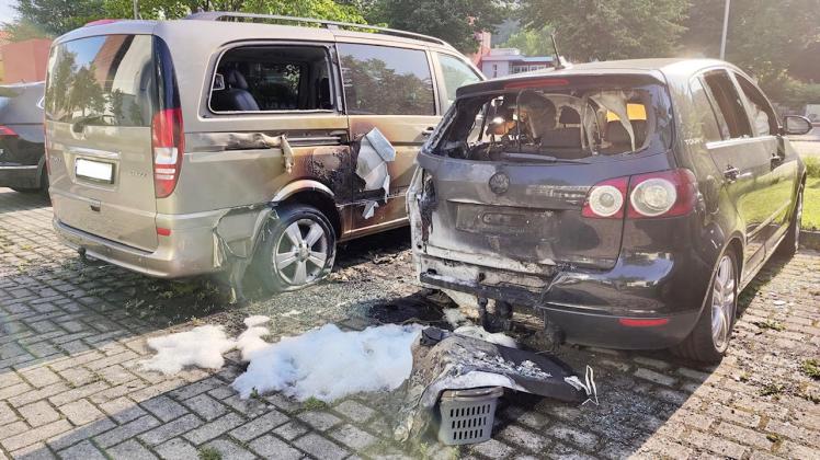 Der VW Golf brannte vollständig aus. Auch der daneben abgestellte Mercedes-Van wurde beschädigt.