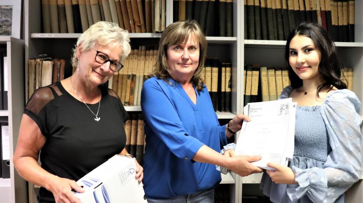 Carola Lembke (l.),  Marita Fritsch und Zeina Abd Alhac präsentieren frühe Dokumente zur Städtepartnerschaft. 