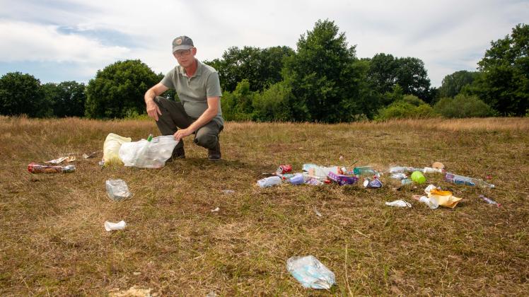 Wenn wenigstens der Müll mitgenommen würde, meint Ranger Andreas Berenzen. Das Foto entstand auf einer Weide im FFH-Gebiet Ems.