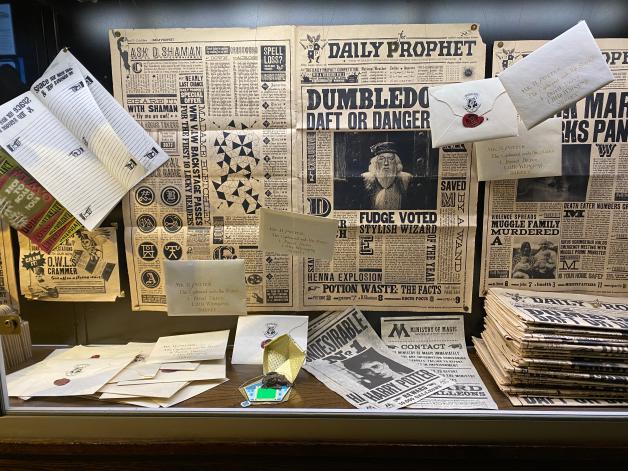 Handarbeit: Für den Film entstanden unzählige Briefe, Zeitungen und Bücher. Sie alle stammen vom Grafikdesign-Duo Miraphora Mina und Eduardo Lima. Handarbeit: Für den Film entstanden unzählige Briefe, Zeitungen und Bücher. Sie alle stammen vom Grafikdesign-Duo Miraphora Mina und Eduardo Lima.