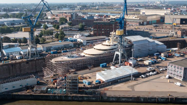 Oligarchen-Yacht "Dilbar" im Hamburger Hafen: Planen nach Monaten abgenommen