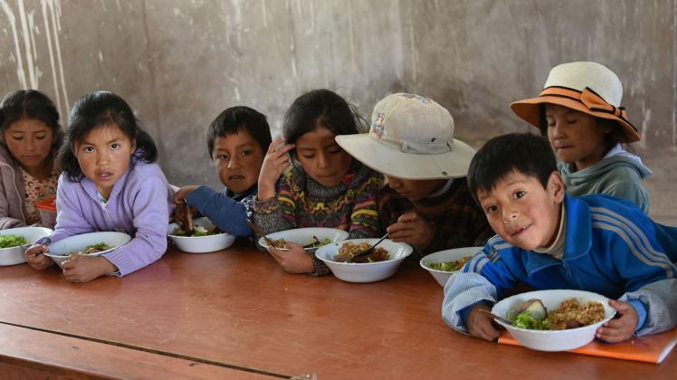 Jeweils 60 bis 80 Kinder in den Andendörfern Colquepata und Mosocllacta erhalten bei zwei neuen Mittagstischen der in Georgsmarienhütte beheimateten Kinderhilfe Cusco täglich eine warme Mahlzeit.