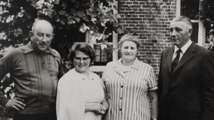 Überraschungsbesuch: 1972 kreuzten (von links) Alexandre und Thérèse Bancheraut bei Thekla und Johann Wolken in Spahnharrenstätte auf.