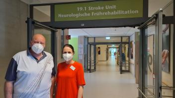 ADVERTORIAL-Klinikum Osnabrück-Christian Skurk und Dr. Martina Petersen vor dem EIngang zur Stroke Unit