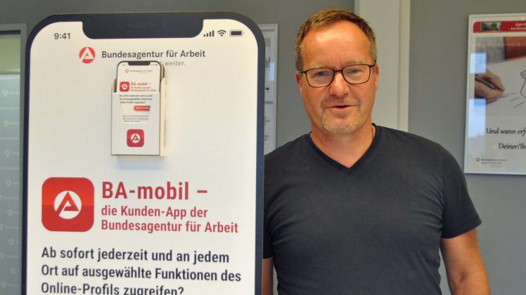 Frank Burmester, Teamleiter der Arbeitsvermittlung Itzehoe und Brunsbüttel, präsentiert die BA-mobil App.