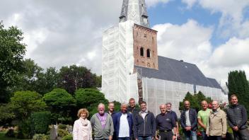 Freude über die Sanierung von Mauerwerk und Dach der Breklumer Kirche 2022